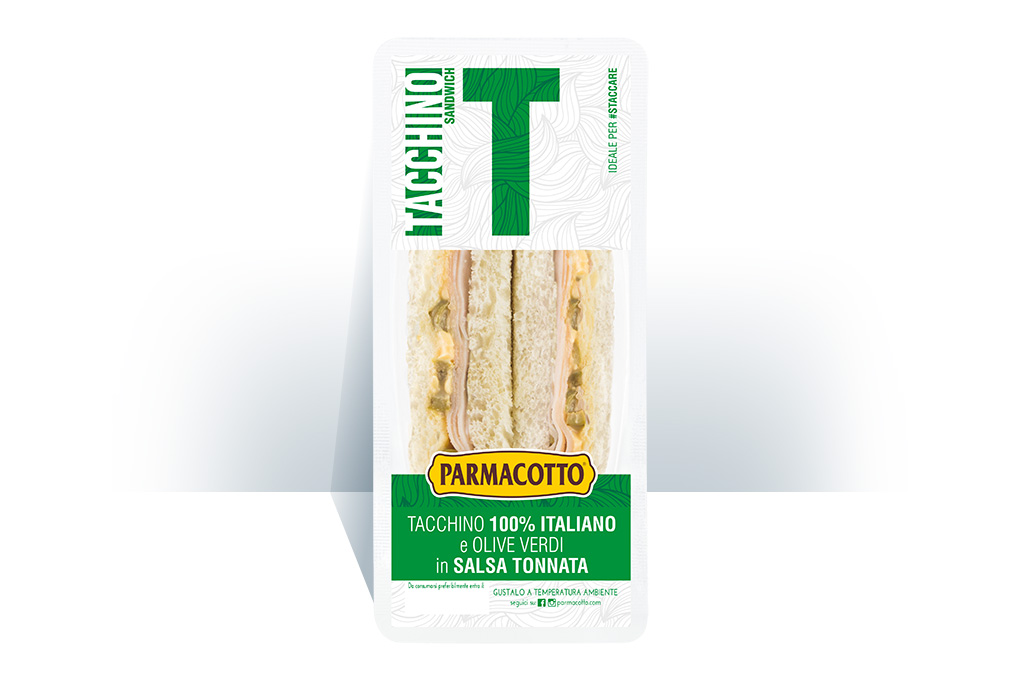 Tramezzino con tacchino e olive verdi in salsa tonnata ...